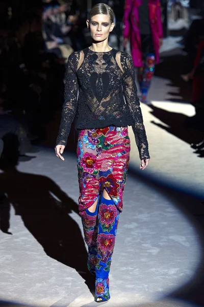 Look 16